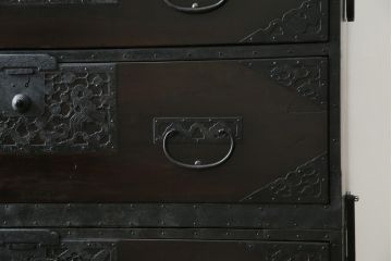 和製アンティーク　明治大正期　杉材　細かな透かし金具の図柄が目を引く佐渡箪笥(八幡箪笥、衣装箪笥、引き出し、チェスト)(R-058322)