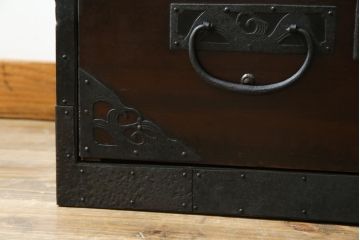 和製アンティーク　明治大正期　杉材　細かな透かし金具の図柄が目を引く佐渡箪笥(八幡箪笥、衣装箪笥、引き出し、チェスト)(R-058322)