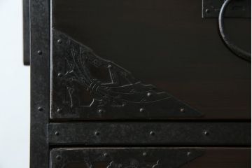 和製アンティーク　明治大正期　杉材　細かな透かし金具の図柄が目を引く佐渡箪笥(八幡箪笥、衣装箪笥、引き出し、チェスト)(R-058322)