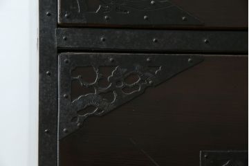 和製アンティーク　明治大正期　杉材　細かな透かし金具の図柄が目を引く佐渡箪笥(八幡箪笥、衣装箪笥、引き出し、チェスト)(R-058322)