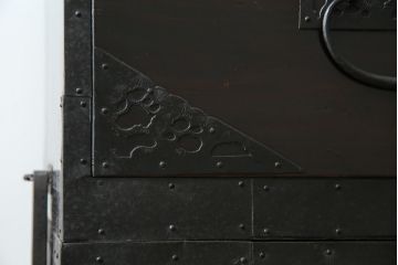 和製アンティーク　明治大正期　杉材　細かな透かし金具の図柄が目を引く佐渡箪笥(八幡箪笥、衣装箪笥、引き出し、チェスト)(R-058322)