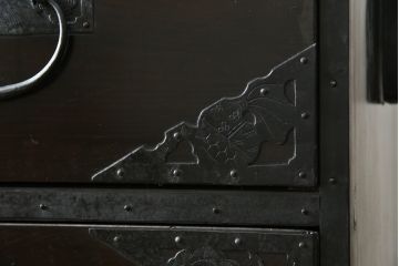 和製アンティーク　明治大正期　杉材　細かな透かし金具の図柄が目を引く佐渡箪笥(八幡箪笥、衣装箪笥、引き出し、チェスト)(R-058322)