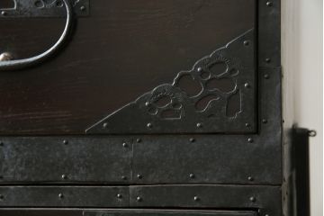 和製アンティーク　明治大正期　杉材　細かな透かし金具の図柄が目を引く佐渡箪笥(八幡箪笥、衣装箪笥、引き出し、チェスト)(R-058322)