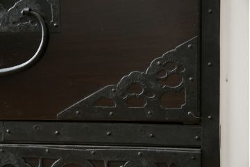和製アンティーク　明治大正期　杉材　細かな透かし金具の図柄が目を引く佐渡箪笥(八幡箪笥、衣装箪笥、引き出し、チェスト)(R-058322)