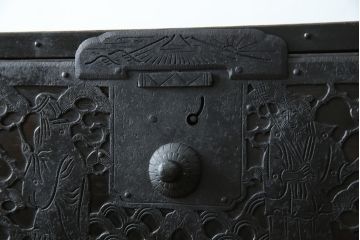和製アンティーク　明治大正期　杉材　細かな透かし金具の図柄が目を引く佐渡箪笥(八幡箪笥、衣装箪笥、引き出し、チェスト)(R-058322)