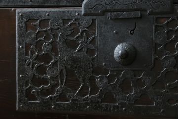 和製アンティーク　明治大正期　杉材　細かな透かし金具の図柄が目を引く佐渡箪笥(八幡箪笥、衣装箪笥、引き出し、チェスト)(R-058322)