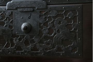 和製アンティーク　明治大正期　杉材　細かな透かし金具の図柄が目を引く佐渡箪笥(八幡箪笥、衣装箪笥、引き出し、チェスト)(R-058322)