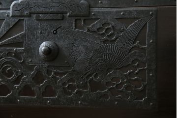 和製アンティーク　明治大正期　杉材　細かな透かし金具の図柄が目を引く佐渡箪笥(八幡箪笥、衣装箪笥、引き出し、チェスト)(R-058322)