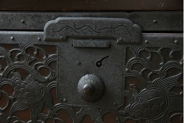和製アンティーク　明治大正期　杉材　細かな透かし金具の図柄が目を引く佐渡箪笥(八幡箪笥、衣装箪笥、引き出し、チェスト)(R-058322)