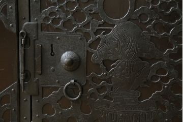 和製アンティーク　明治大正期　杉材　細かな透かし金具の図柄が目を引く佐渡箪笥(八幡箪笥、衣装箪笥、引き出し、チェスト)(R-058322)
