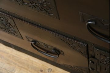 和製アンティーク　明治大正期　杉材　細かな透かし金具の図柄が目を引く佐渡箪笥(八幡箪笥、衣装箪笥、引き出し、チェスト)(R-058322)