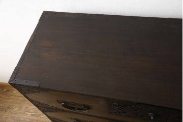和製アンティーク　明治大正期　杉材　細かな透かし金具の図柄が目を引く佐渡箪笥・上段(八幡箪笥、衣装箪笥、引き出し、ローチェスト、ローボード)(R-058323)