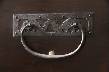 和製アンティーク　明治大正期　杉材　細かな透かし金具の図柄が目を引く佐渡箪笥・上段(八幡箪笥、衣装箪笥、引き出し、ローチェスト、ローボード)(R-058323)