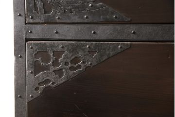 和製アンティーク　明治大正期　杉材　細かな透かし金具の図柄が目を引く佐渡箪笥・上段(八幡箪笥、衣装箪笥、引き出し、ローチェスト、ローボード)(R-058323)
