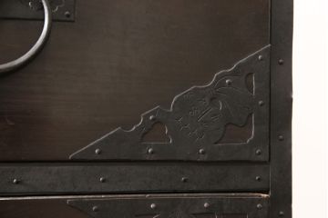 和製アンティーク　明治大正期　杉材　細かな透かし金具の図柄が目を引く佐渡箪笥・上段(八幡箪笥、衣装箪笥、引き出し、ローチェスト、ローボード)(R-058323)