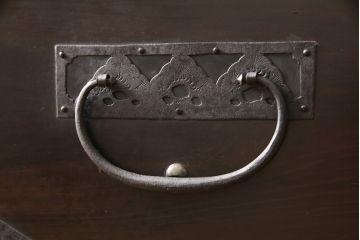 和製アンティーク　明治大正期　杉材　細かな透かし金具の図柄が目を引く佐渡箪笥・下段(八幡箪笥、衣装箪笥、引き出し、ローチェスト、ローボード)(R-058324)