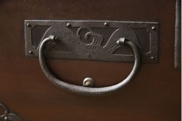 和製アンティーク　明治大正期　杉材　細かな透かし金具の図柄が目を引く佐渡箪笥・下段(八幡箪笥、衣装箪笥、引き出し、ローチェスト、ローボード)(R-058324)