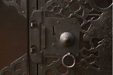 和製アンティーク　明治大正期　杉材　細かな透かし金具の図柄が目を引く佐渡箪笥・下段(八幡箪笥、衣装箪笥、引き出し、ローチェスト、ローボード)(R-058324)