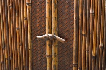和製ビンテージ　工芸家具　繊細な造り込みの、虎斑竹(トラフダケ)と網代の飾り棚(茶棚、茶箪笥、収納棚、ヴィンテージ)(R-058340)