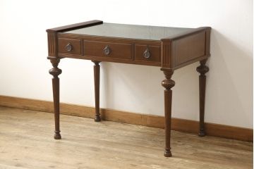 中古　美品　国会議事堂納品の高級家具メーカー　徳田家具　特徴的な脚のデザインが目を引くクラシカルなデスク(ワークデスク、在宅ワーク用、サイドテーブル、作業台)(R-058343)