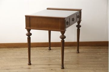 中古　美品　国会議事堂納品の高級家具メーカー　徳田家具　特徴的な脚のデザインが目を引くクラシカルなデスク(ワークデスク、在宅ワーク用、サイドテーブル、作業台)(R-058343)