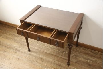 中古　美品　国会議事堂納品の高級家具メーカー　徳田家具　特徴的な脚のデザインが目を引くクラシカルなデスク(ワークデスク、在宅ワーク用、サイドテーブル、作業台)(R-058343)