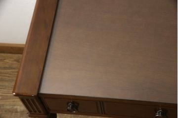 中古　美品　国会議事堂納品の高級家具メーカー　徳田家具　特徴的な脚のデザインが目を引くクラシカルなデスク(ワークデスク、在宅ワーク用、サイドテーブル、作業台)(R-058343)