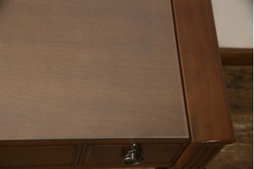 中古　美品　国会議事堂納品の高級家具メーカー　徳田家具　特徴的な脚のデザインが目を引くクラシカルなデスク(ワークデスク、在宅ワーク用、サイドテーブル、作業台)(R-058343)