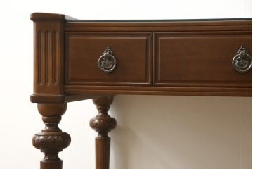 中古　美品　国会議事堂納品の高級家具メーカー　徳田家具　特徴的な脚のデザインが目を引くクラシカルなデスク(ワークデスク、在宅ワーク用、サイドテーブル、作業台)(R-058343)