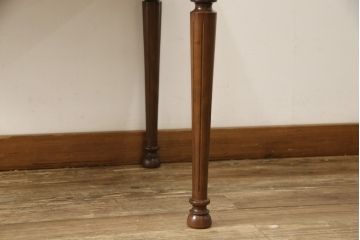 中古　美品　国会議事堂納品の高級家具メーカー　徳田家具　特徴的な脚のデザインが目を引くクラシカルなデスク(ワークデスク、在宅ワーク用、サイドテーブル、作業台)(R-058343)