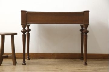 中古　美品　国会議事堂納品の高級家具メーカー　徳田家具　特徴的な脚のデザインが目を引くクラシカルなデスク(ワークデスク、在宅ワーク用、サイドテーブル、作業台)(R-058343)
