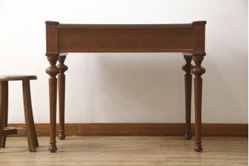 中古　美品　国会議事堂納品の高級家具メーカー　徳田家具　クラシカルなデスクとチェアのセット(ワークデスク、在宅ワーク用、テーブル、椅子、イス)(R-058344)