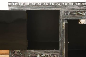 中古　美品　豪華絢爛!　繊細な螺鈿(ラデン)細工が美しく描かれたサイドボード(収納棚、戸棚、リビングボード、テレビ台)(R-058349)