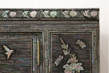 中古　美品　豪華絢爛!　繊細な螺鈿(ラデン)細工が美しく描かれたサイドボード(収納棚、戸棚、リビングボード、テレビ台)(R-058349)