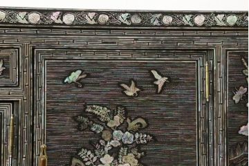中古　美品　豪華絢爛!　繊細な螺鈿(ラデン)細工が美しく描かれたサイドボード(収納棚、戸棚、リビングボード、テレビ台)(R-058349)