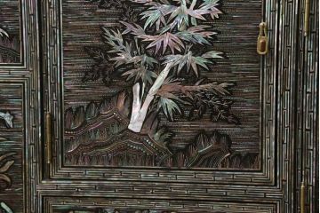 中古　美品　豪華絢爛!　繊細な螺鈿(ラデン)細工が美しく描かれたサイドボード(収納棚、戸棚、リビングボード、テレビ台)(R-058349)