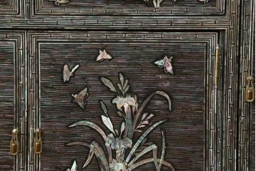 中古　美品　豪華絢爛!　繊細な螺鈿(ラデン)細工が美しく描かれたサイドボード(収納棚、戸棚、リビングボード、テレビ台)(R-058349)