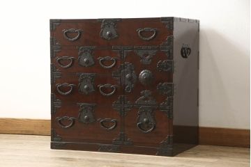 中古　美品　民芸家具　熊野洞　木地呂塗り　欅(ケヤキ)　落ち着きのある色合いと凝った金具が魅力の仙台箪笥(定価約50万円)(整理タンス、和タンス、収納箪笥、引き出し、サイドチェスト)(R-058363)