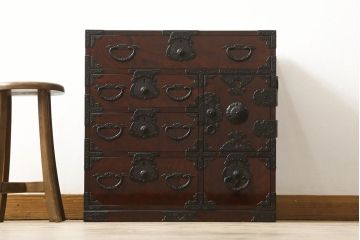 中古　美品　民芸家具　熊野洞　木地呂塗り　欅(ケヤキ)　落ち着きのある色合いと凝った金具が魅力の仙台箪笥(定価約50万円)(整理タンス、和タンス、収納箪笥、引き出し、サイドチェスト)(R-058363)