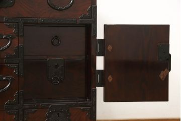 中古　美品　民芸家具　熊野洞　木地呂塗り　欅(ケヤキ)　落ち着きのある色合いと凝った金具が魅力の仙台箪笥(定価約50万円)(整理タンス、和タンス、収納箪笥、引き出し、サイドチェスト)(R-058363)