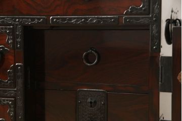 中古　美品　民芸家具　熊野洞　木地呂塗り　欅(ケヤキ)　落ち着きのある色合いと凝った金具が魅力の仙台箪笥(定価約50万円)(整理タンス、和タンス、収納箪笥、引き出し、サイドチェスト)(R-058363)