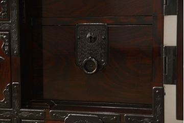 中古　美品　民芸家具　熊野洞　木地呂塗り　欅(ケヤキ)　落ち着きのある色合いと凝った金具が魅力の仙台箪笥(定価約50万円)(整理タンス、和タンス、収納箪笥、引き出し、サイドチェスト)(R-058363)