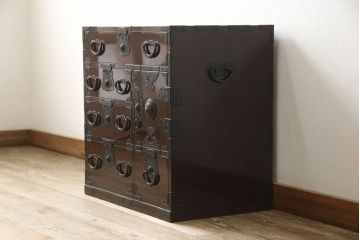 中古　美品　民芸家具　熊野洞　木地呂塗り　欅(ケヤキ)　落ち着きのある色合いと凝った金具が魅力の仙台箪笥(定価約50万円)(整理タンス、和タンス、収納箪笥、引き出し、サイドチェスト)(R-058363)