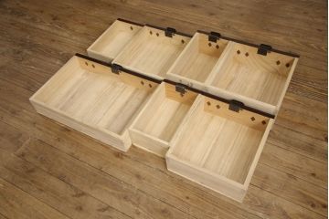 中古　美品　民芸家具　熊野洞　木地呂塗り　欅(ケヤキ)　落ち着きのある色合いと凝った金具が魅力の仙台箪笥(定価約50万円)(整理タンス、和タンス、収納箪笥、引き出し、サイドチェスト)(R-058363)