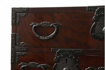中古　美品　民芸家具　熊野洞　木地呂塗り　欅(ケヤキ)　落ち着きのある色合いと凝った金具が魅力の仙台箪笥(定価約50万円)(整理タンス、和タンス、収納箪笥、引き出し、サイドチェスト)(R-058363)