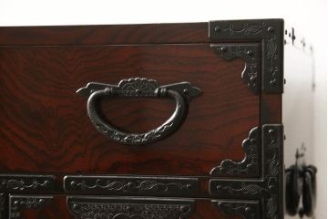 中古　美品　民芸家具　熊野洞　木地呂塗り　欅(ケヤキ)　落ち着きのある色合いと凝った金具が魅力の仙台箪笥(定価約50万円)(整理タンス、和タンス、収納箪笥、引き出し、サイドチェスト)(R-058363)
