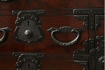中古　美品　民芸家具　熊野洞　木地呂塗り　欅(ケヤキ)　落ち着きのある色合いと凝った金具が魅力の仙台箪笥(定価約50万円)(整理タンス、和タンス、収納箪笥、引き出し、サイドチェスト)(R-058363)