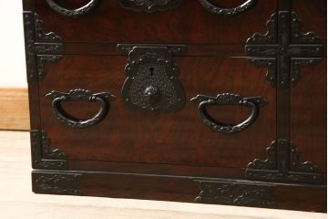 中古　美品　民芸家具　熊野洞　木地呂塗り　欅(ケヤキ)　落ち着きのある色合いと凝った金具が魅力の仙台箪笥(定価約50万円)(整理タンス、和タンス、収納箪笥、引き出し、サイドチェスト)(R-058363)