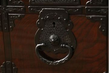 中古　美品　民芸家具　熊野洞　木地呂塗り　欅(ケヤキ)　落ち着きのある色合いと凝った金具が魅力の仙台箪笥(定価約50万円)(整理タンス、和タンス、収納箪笥、引き出し、サイドチェスト)(R-058363)