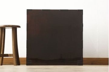 中古　美品　民芸家具　熊野洞　木地呂塗り　欅(ケヤキ)　落ち着きのある色合いと凝った金具が魅力の仙台箪笥(定価約50万円)(整理タンス、和タンス、収納箪笥、引き出し、サイドチェスト)(R-058363)